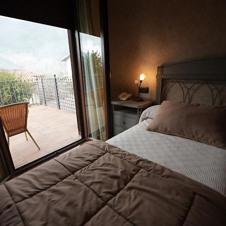 Hotel Rural Y Restaurante, Rinconcito De Gredos Куэвас-дель-Валье Экстерьер фото