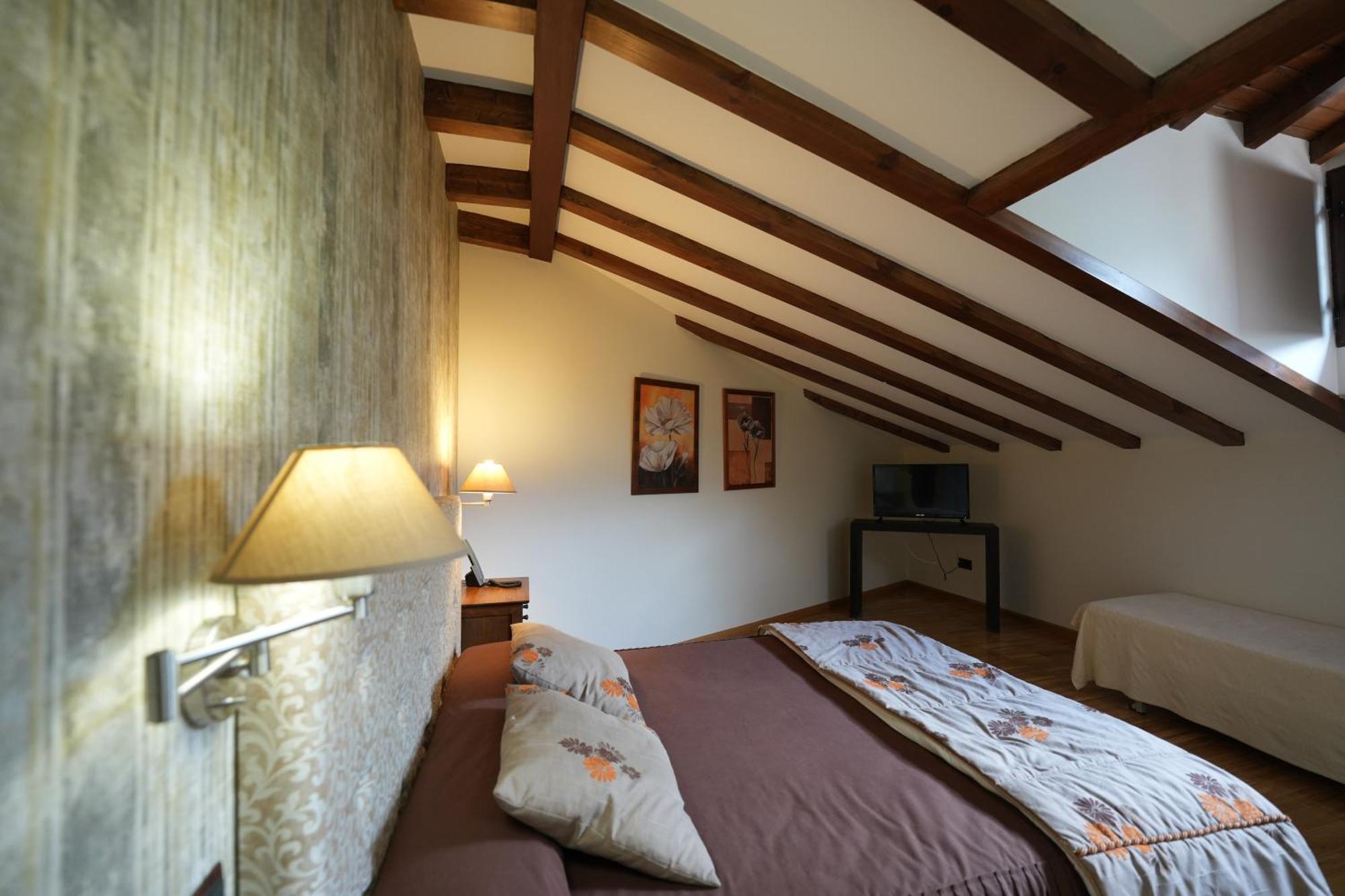 Hotel Rural Y Restaurante, Rinconcito De Gredos Куэвас-дель-Валье Экстерьер фото