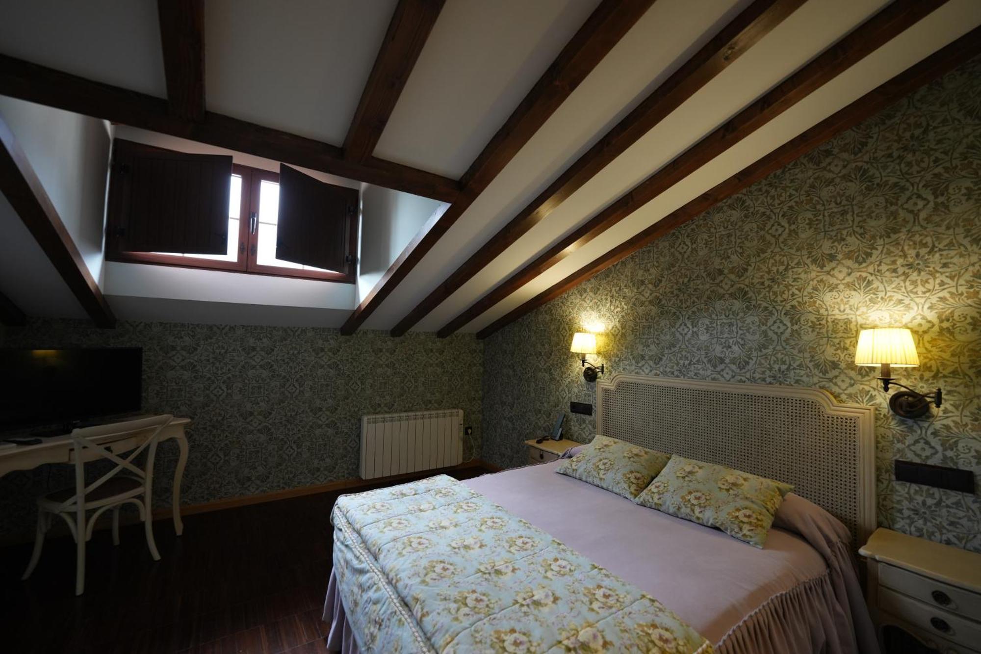 Hotel Rural Y Restaurante, Rinconcito De Gredos Куэвас-дель-Валье Экстерьер фото